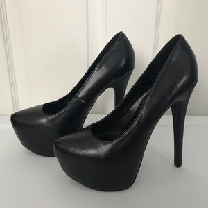 Steve Madden black leather platform pumps